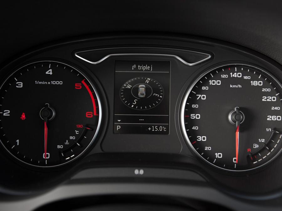 Панель приборов Audi A3 Sportback 2.0 TDI (8V) 2013 года  (AU) (фото 2 из 11)